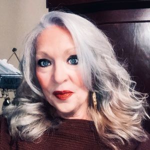 Meet your Posher, Lorie